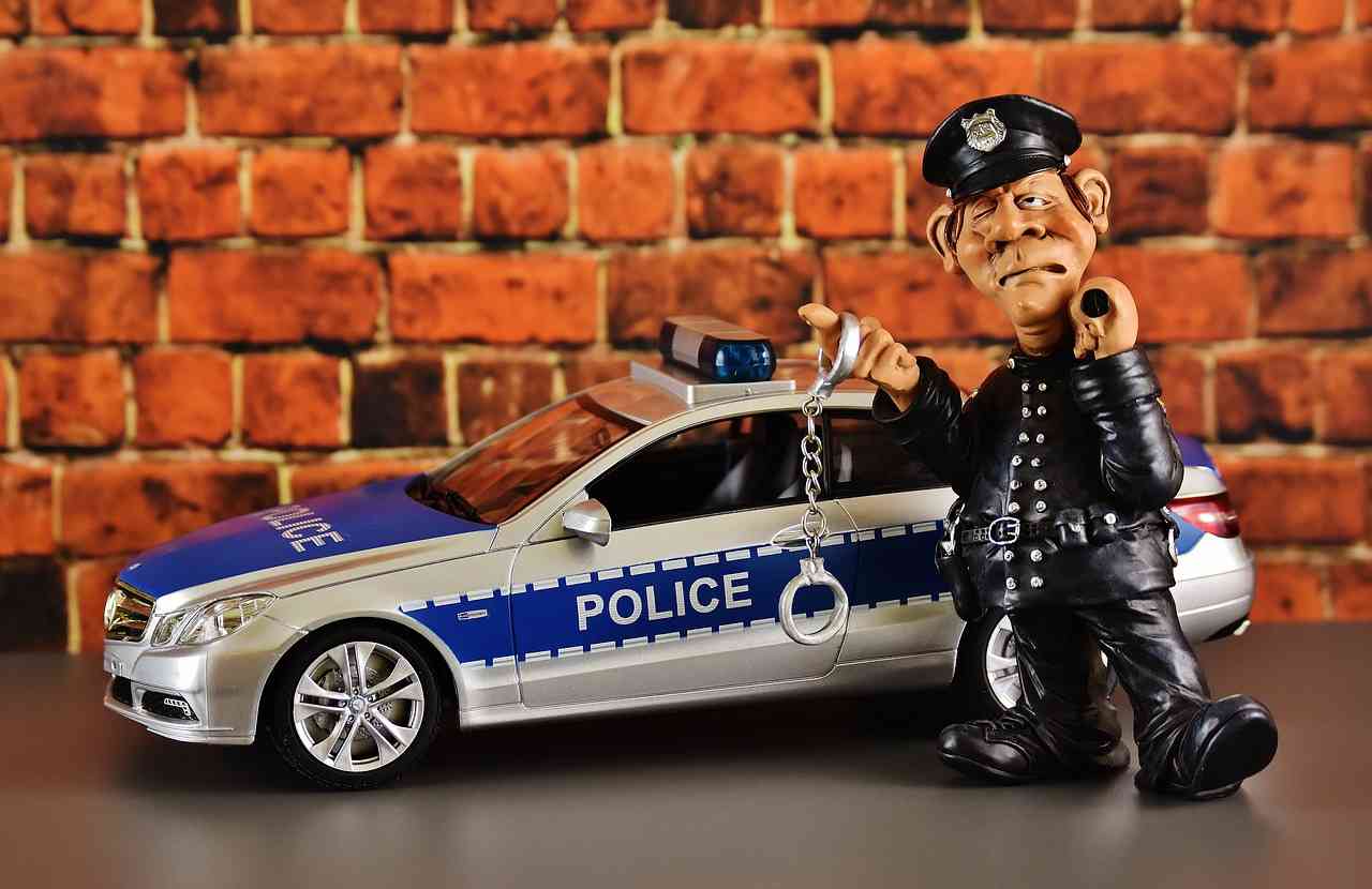 Игрушечная модель европейского полицейского и полицейской машины